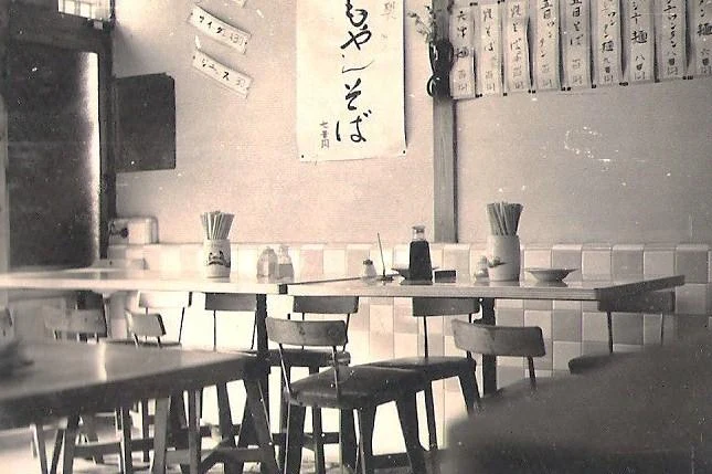 โต๊ะอาหารภายในร้าน